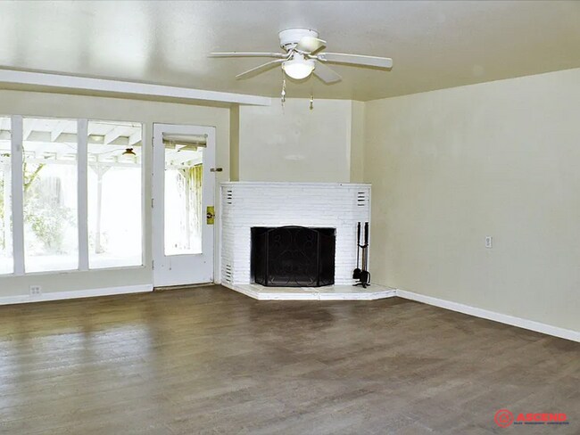 Foto del edificio - 1318-1320 El Tejon Ave