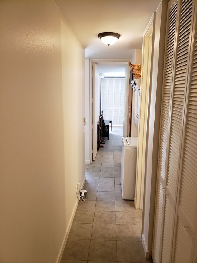 Foto del edificio - Fully furnished  6 month  lease , 2 bedroom, 2 bath 2nd floor unit in the Poinciana Manor
