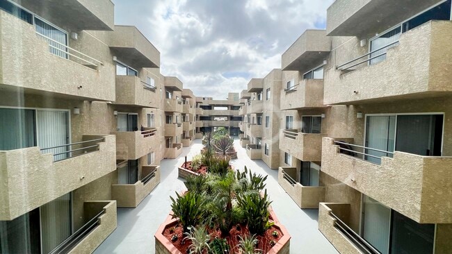 COURTYARD - Aspen Place