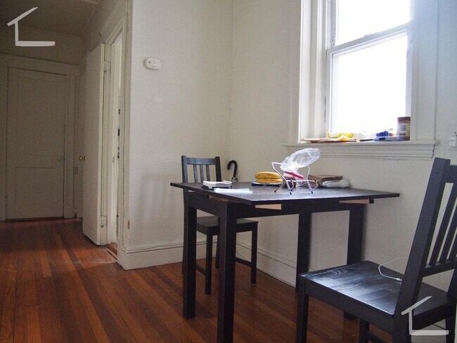 Building Photo - NO FEE NO SECURITY Split 2 bed Close to NU...