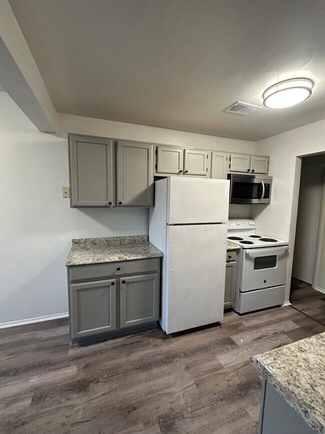 Foto del edificio - 8131 Needwood Rd