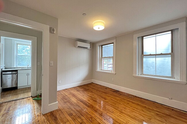 Building Photo - 9/1 Charming downtown Beverly 1BR w/laundr...