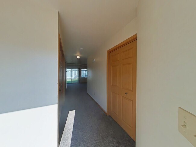 Foto del edificio - Gorgeous 2 Bedroom 1 Bathroom Townhouse Style Apartment W/Garage! Great Location!!