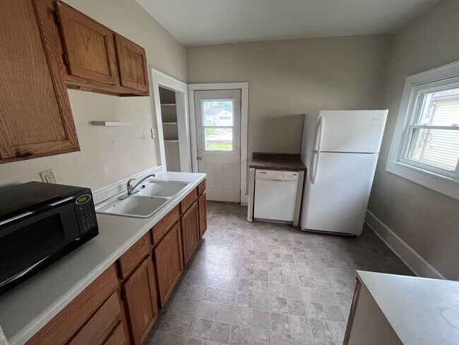 Foto del edificio - 3 Bedroom 1 Bath Near Campus
