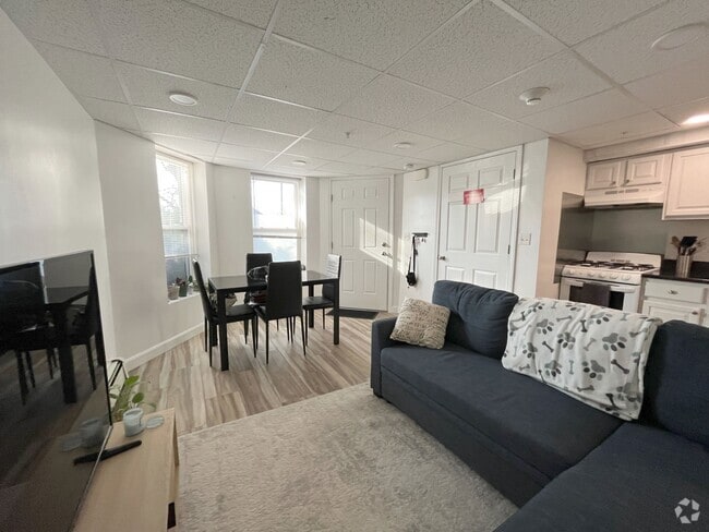 Building Photo - 376 Riverway