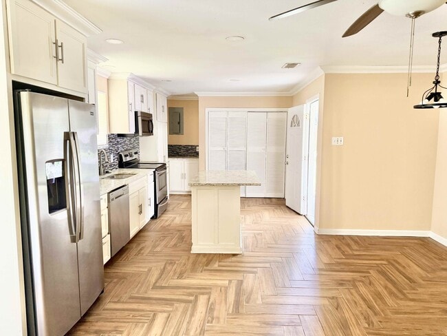 Photo - 2056 Vickers Dr (Baton Rouge, LA) House