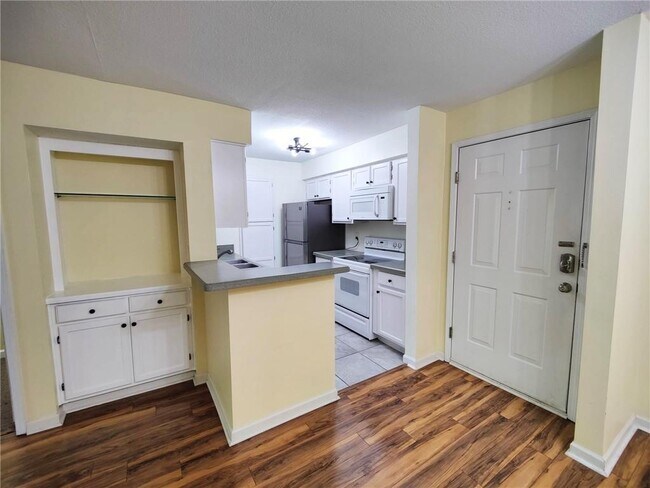 Building Photo - 1118 Pine Heights Dr NE