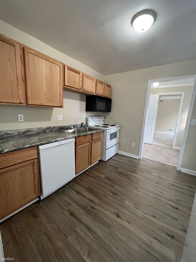 Building Photo - 3 br, 1 bath House - 70 W Mapledale Ave