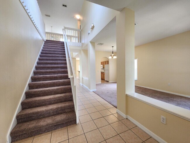 Building Photo - Spacious 5 Bedroom 3.5 Bath Davenport Pool...