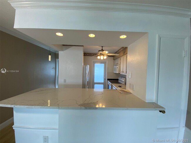 Building Photo - 700 Pine Dr
