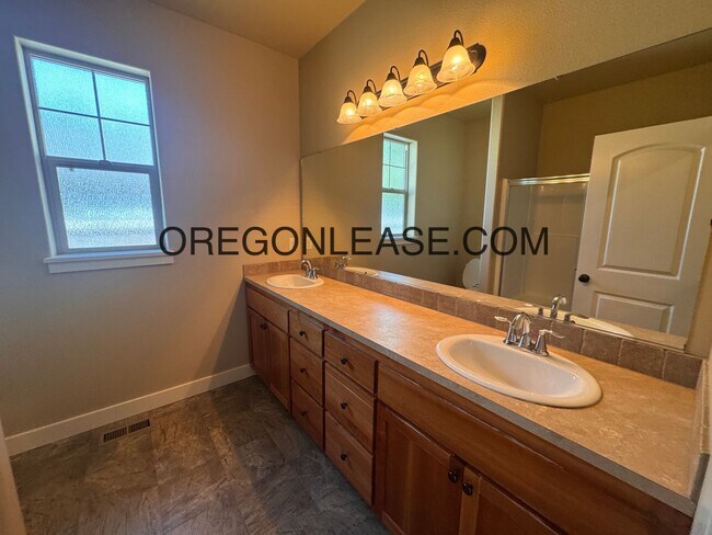 Building Photo - 2015 build 3 bed 2 bath North Eugene Home