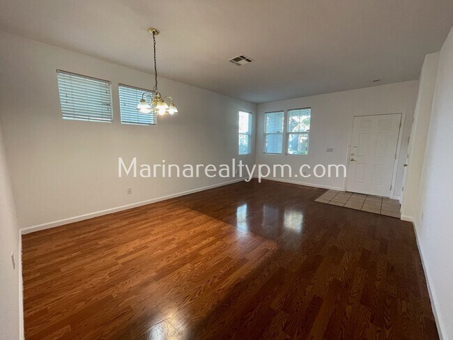 Building Photo - 5 Bedroom 2.5 Bath Two Story House