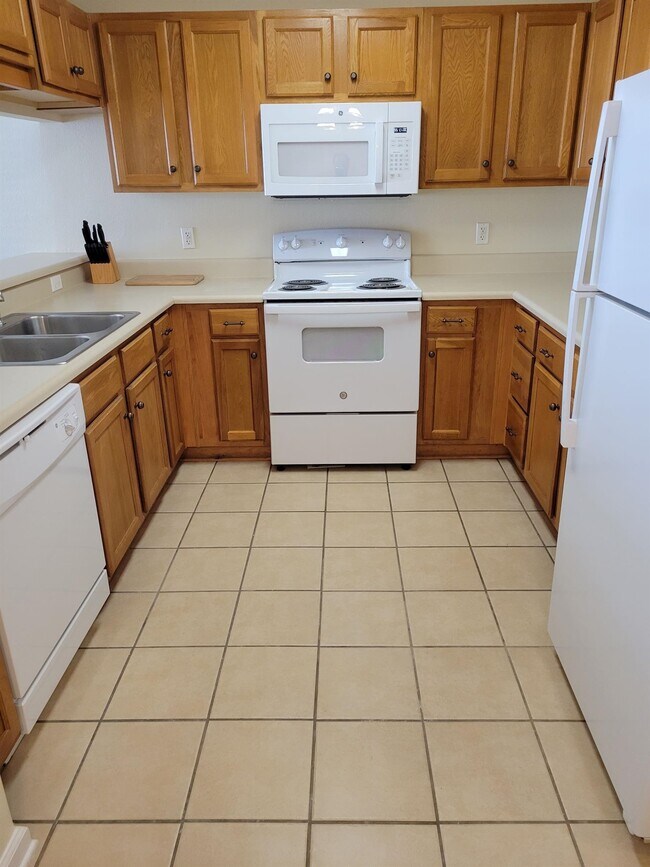 Building Photo - 4434 Gearhart Rd