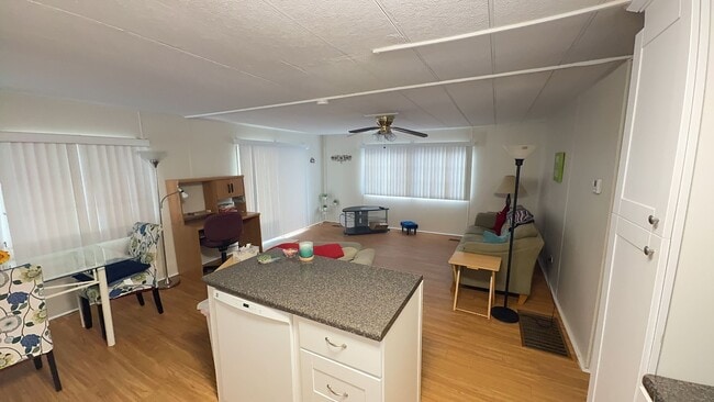 Building Photo - Beautiful 2 bedroom 2 bath mobile home for rent in 55+ community in south Tampa