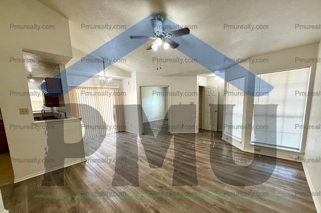 Foto del edificio - AVAILABLE NOW!!!  3-bedroom 2 bath half du...