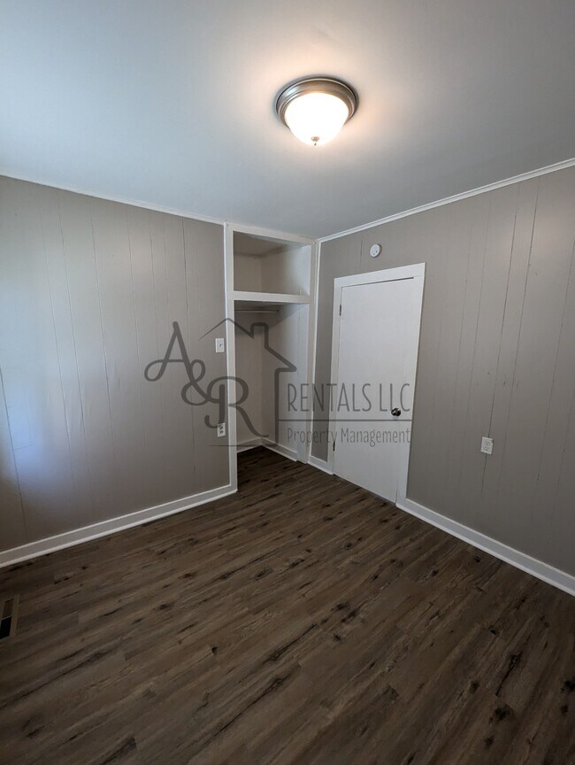 Foto del edificio - 908 E 8th St