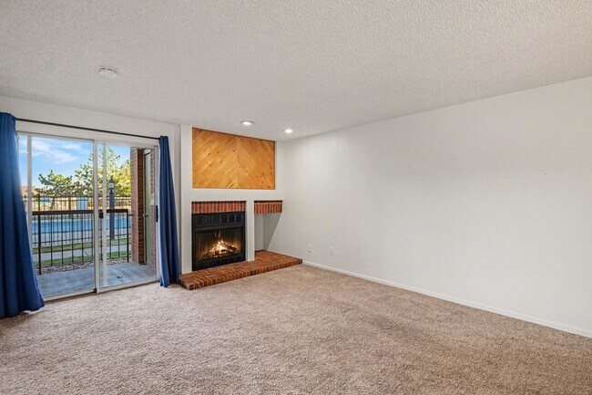 Foto del edificio - Ground Level Condo! 1 Bed 1 Bath In Littleton!