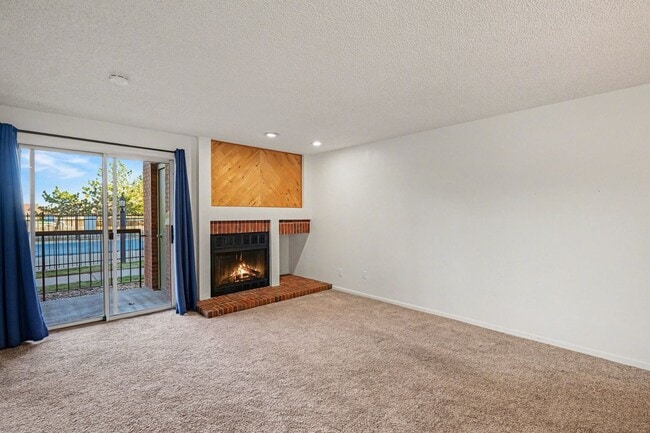 Building Photo - Ground Level Condo! 1 Bed 1 Bath In Littleton!