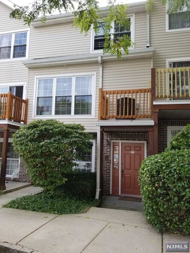756 Charles, Fort Lee, NJ 07024 Condo for Rent in Fort Lee, NJ