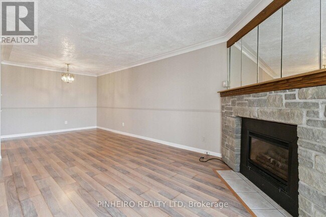 Building Photo - 727 Deveron Crescent