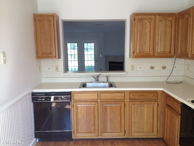 Building Photo - 2 br, 2.5 bath Townhome - 37 Spruce St