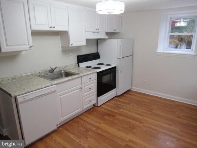 Kitchen - 1062 Howellville Rd
