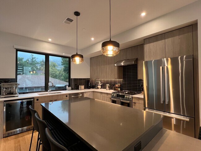 Building Photo - Modern 3 BD/2.5 BA, Superb Location, Internet/Cable and TVs Included! Available August 3rd!