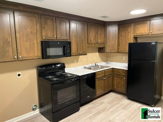 Building Photo - Newly Renovated 3BR house in a great locat...