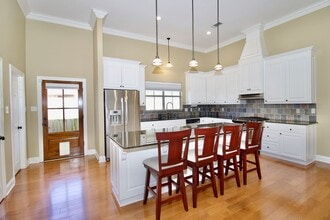 Building Photo - 2166 Hillridge Ave