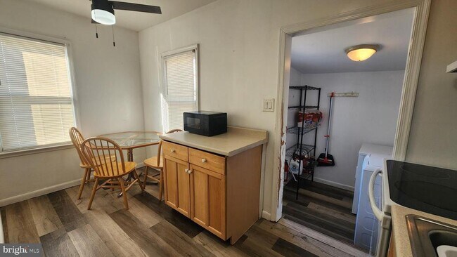 Foto del edificio - 108 E Pacific Ave