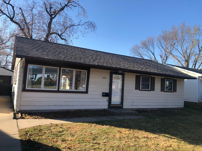 Primary Photo - Affordable 3/1 with detached garage on qui...