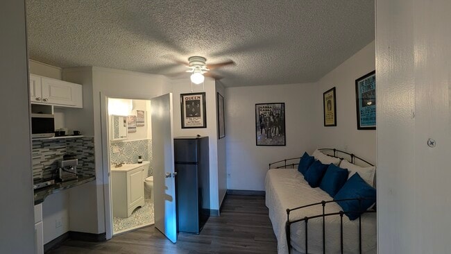 Building Photo - 1906 Rodman St