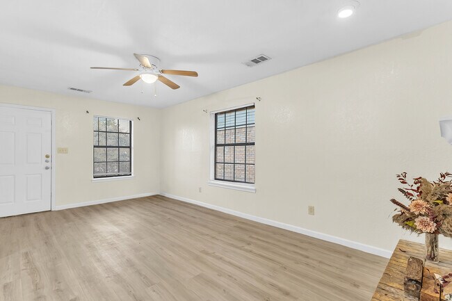 Building Photo - 209 W Trinity St