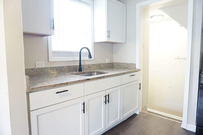 Building Photo - Renovated 3-Bedroom Bungalow – We Welcome ...