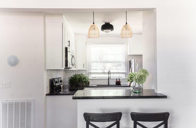 Building Photo - Completely Renovated 1 Bedroom 1 Bath Home...
