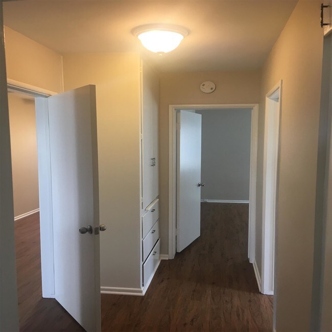 Building Photo - 250 S Del Mar Ave