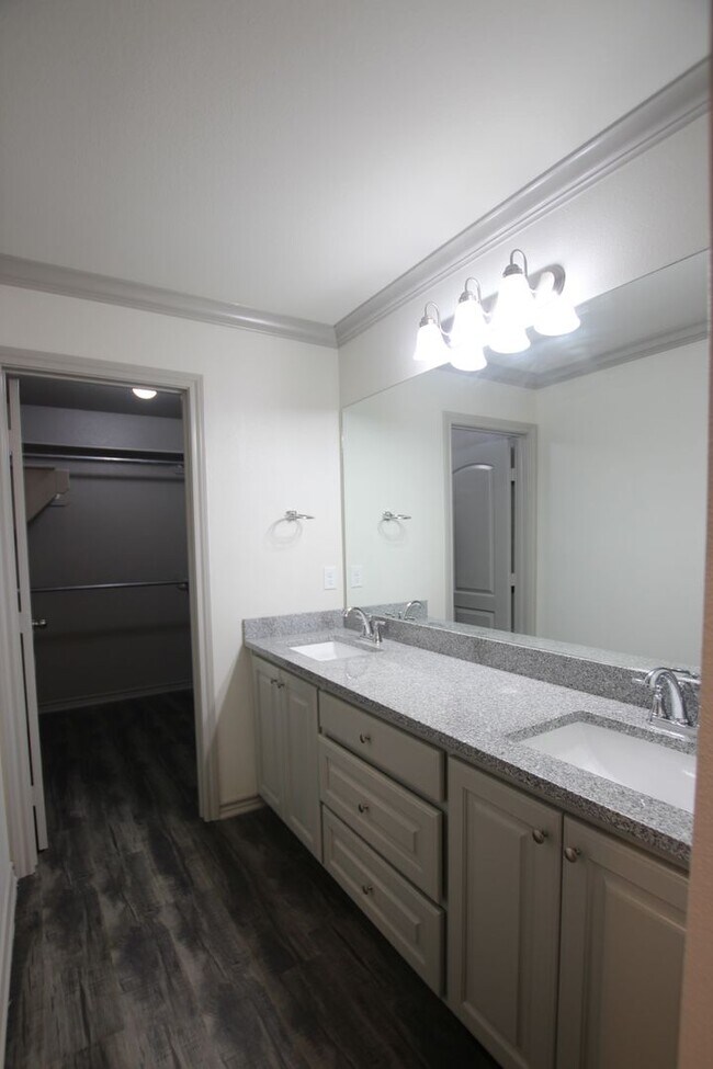 Foto del edificio - Beautiful 3 Bedroom 2 Bathroom Townhouse in South Tyler!