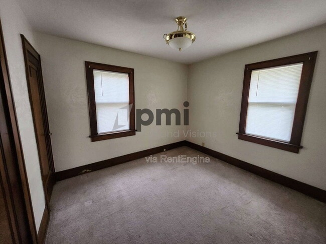 Building Photo - 303 E Kellar Ln