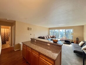 Building Photo - 455 Crescent St