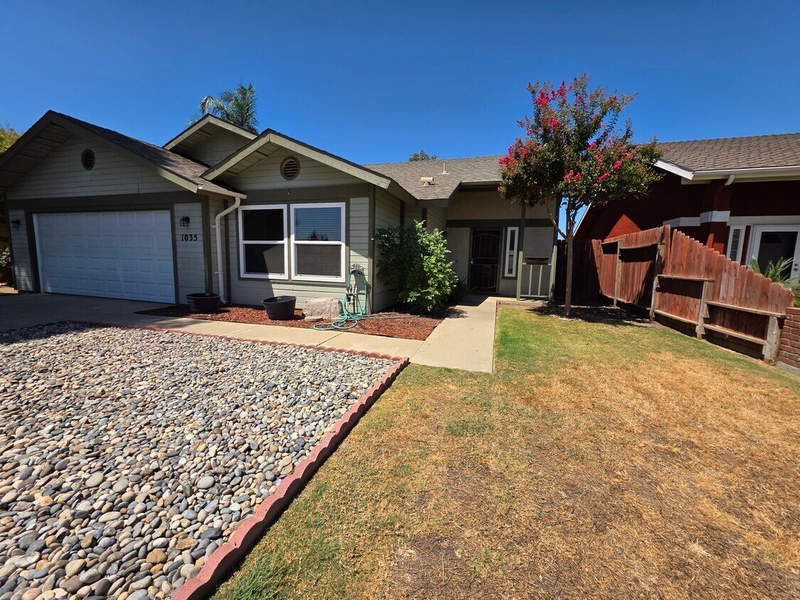 Primary Photo - 3 Bedroom 2 Bathroom in SE Visalia