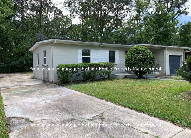 Building Photo - Huge 4 Bedroom Home With Sunroom And Garage
