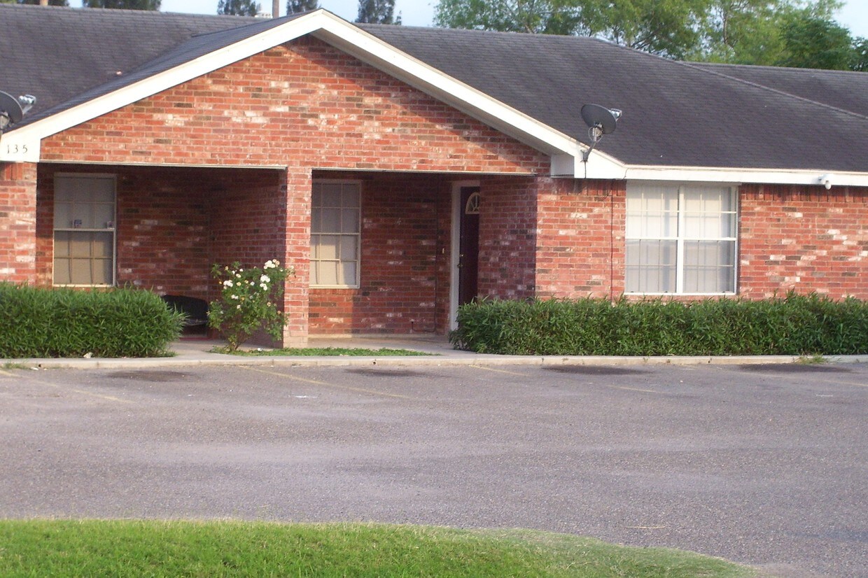 Primary Photo - 130-135 Dombrow Ct