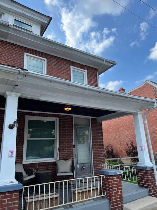 Building Photo - 609 Fern Ave