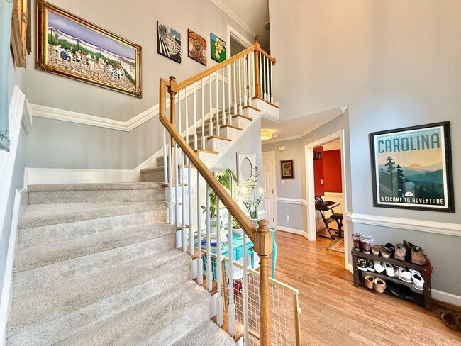 Foto del edificio - Luxurious 4BD, 3.5BA North Raleigh Home with a Heated Four Seasons Room, Large Bonus Space, and F...
