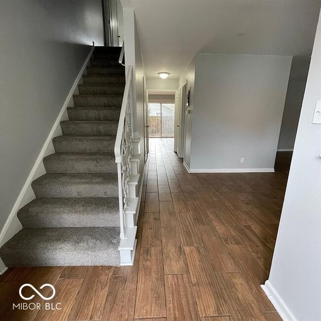 Building Photo - 1155 Canterbury Square S