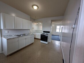 Building Photo - 56 Elm St