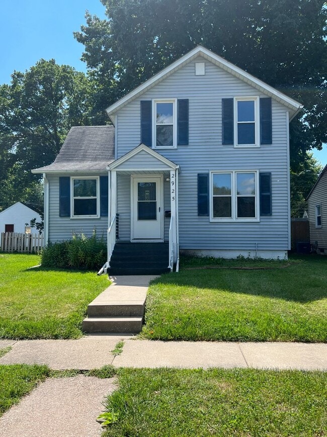 Building Photo - 2925 Bellevue Ave