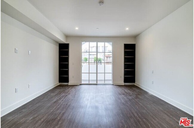 Foto del edificio - 1868 Kelton Ave