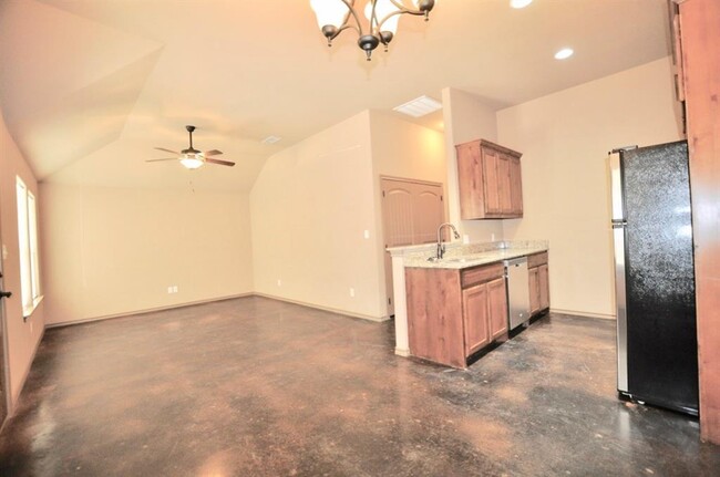 Building Photo - 663 W Tarleton St