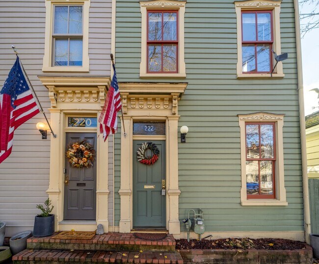 Foto del edificio - Step into a piece of history with this cha...
